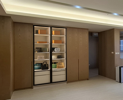 「霉不在家」客廳精品包除濕展示櫃：100% 客製化黑色金屬框與系統櫃整合，自主研發除濕模組居家美學 C 位端景