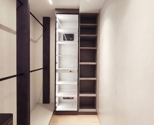 透天別墅精品更衣室：現代風透明玻璃除濕櫃，內建自主研發除濕模組與控制面板，實現全屋結構性防潮與無霉健康裝修美學。