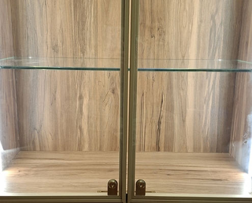 鋁框玻璃門展示櫃的客製化鎖具安裝全景