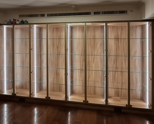 結合精緻訂製鎖具的鋁框玻璃門精品展示櫃全景