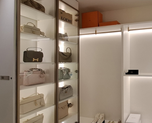 玻除濕防潮包包展示櫃搭配飾品抽屜與開放式吊衣區域
