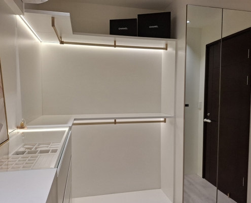 鏡面反射更衣室空間搭配透光飾品抽屜檯面與開放式吊衣區