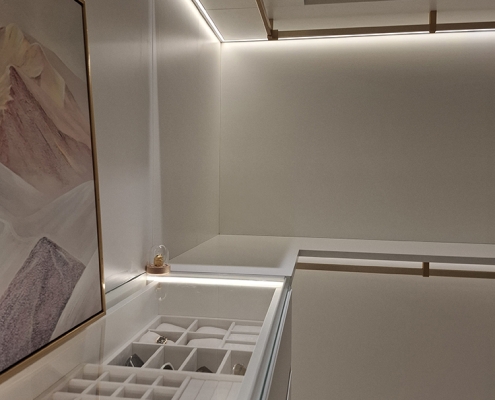 俯瞰精品更衣室玻璃飾品抽屜