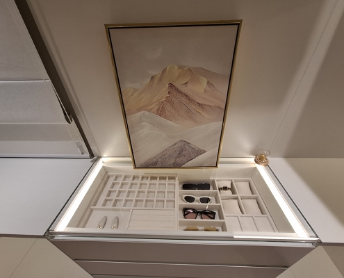 關閉狀態透光玻璃飾品抽屜檯面與內部墨鏡首飾分格陳列