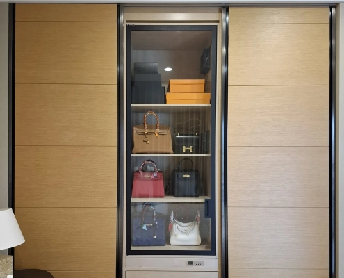 主臥大衣櫃整合精品除濕展示櫃實景，門片開啟狀態，內有Birkin包與Kelly包