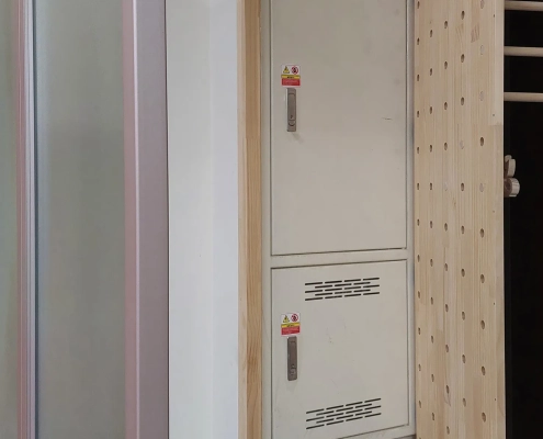 全屋訂製多功能美化洞洞板，完美隱藏牆面開關箱，兼具空間裝飾、暫時吊掛衣物與小物收納的巧思設計｜霉不在家