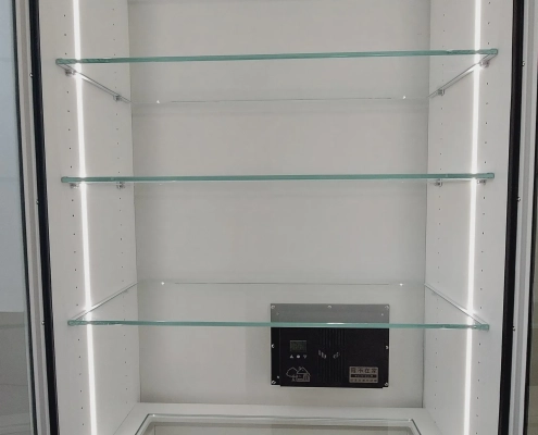 純白除濕防潮包包展示櫃，具備自主開發除濕模組與飾品抽玻璃視窗收納設計｜霉不在家