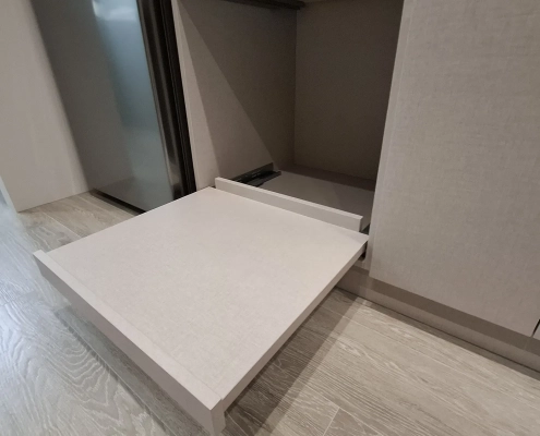 廚房電器櫃配置低底座拉出式托盤特寫，方便操作且順平廚房動線