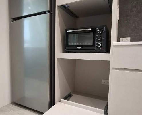 廚房多功能電器收納櫃配置拉出式電器托盤，方便操作電鍋與微波爐