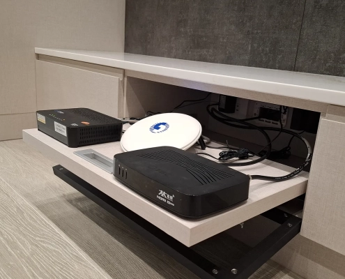 客廳電視櫃配置外拉式活動托盤與透氣散熱孔，方便影音設備抽拉維護